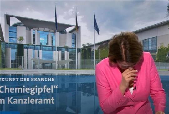 Susanne Daubner (62) konnte sich am Mitwochmorgen vor Lachen kaum halten. Foto: Screenshot/Tagesschau