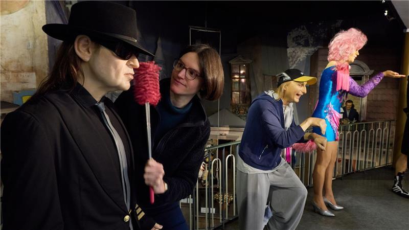 Susanne Faerber, Geschäftsführerin, putzt mit einem Staubwedel die Wachsfigur von Udo Lindenberg. Im Panoptikum, dem Wachsfigurenkabinett auf der Reeperbahn ist der Frühjahrsputz in den letzten Zügen.