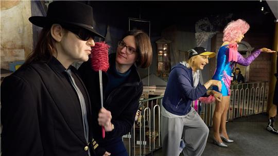 Susanne Faerber, Geschäftsführerin, putzt mit einem Staubwedel die Wachsfigur von Udo Lindenberg. Im Panoptikum, dem Wachsfigurenkabinett auf der Reeperbahn ist der Frühjahrsputz in den letzten Zügen.