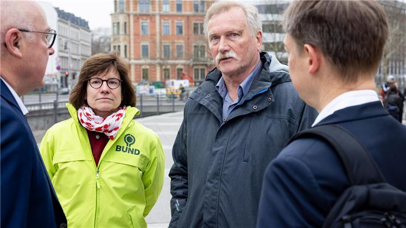 Gericht schmettert Klage des BUND gegen festes LNG-Terminal in Stade ab Susanne Gerstner (links) und Heiner Baumgarten vom BUND (Mitte) vor der Verhandlung in Leipzig im Gespräch mit ihren Anwälten.