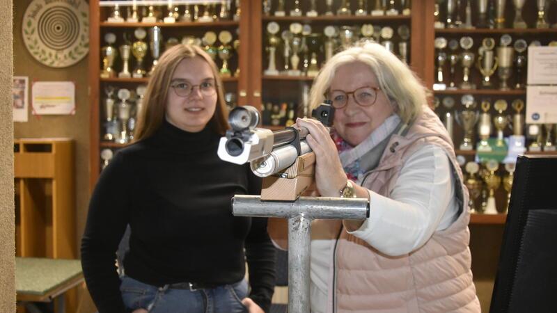 Susanne Hansen und Celina Kuck auf dem Schießstand in Steinkirchen