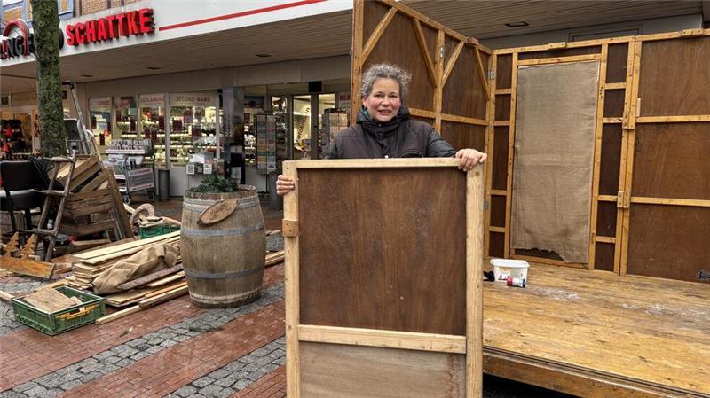 Susanne Hüncken von der Kerzenwerkstat Sunnalicht kommt schon seit vielen Jahren gerne auf den Stader Weihnachtsmarkt und freut sich besonders auf das Kerzenziehen mit den Kindern.