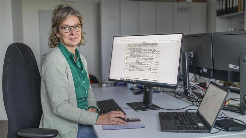 Susanne Kiel arbeitet im Deutschen Schiffahrtsmuseum Bremerhaven in der Provinienzforschung. Sie untersucht die Herkunft und Geschichte von Kunstwerken, Kulturgütern und anderen Objekten.