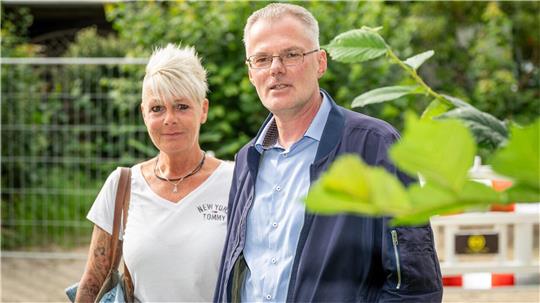 Susanne König und Frank Barnkow sind zum Fototermin zum Tatort des Verbrechens gekommen: der zweite Parkplatz von rechts am Bürgerpark-Krankenhaus .Foto: Scheschonka