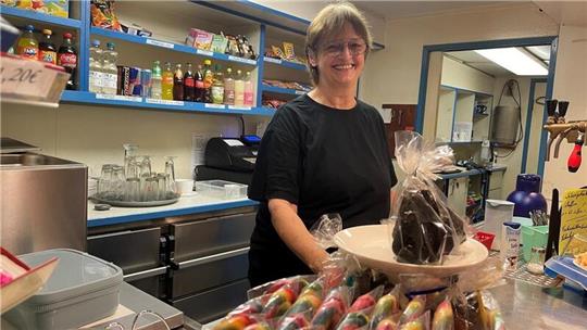 Susanne Krauthausen ist Pächterin der beiden Bistros auf den Weserfähren Nordenham und Bremerhaven. Für alle Frühaufsteher hat sie ein freundliches „Moin“ sowie Kaffee und frisch geschmierte Brötchen parat.
