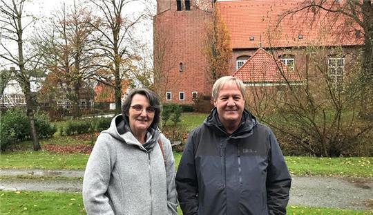 Susanne Kuhlmann und Rolf Brandt vor der Oederquarter St.Johanniskirche.