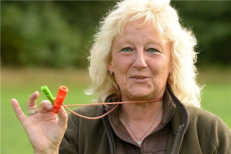 Susanne Lorenz leitet die Welpenschule. Die Hundepfeifen sind wichtiger Bestandteil der Ausbildung. Sie kann der Hund noch hören, wenn er keinen Sichtkontakt zum Menschen mehr hat.