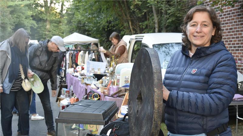 Morgens in Reith: Wenn die frühen Schnäppchenjäger unterwegs sind Susanne Nettkau mit einem Mitbringsel aus Bali.