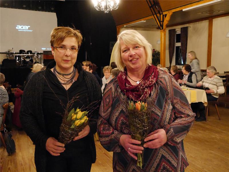 Susanne Riepe und Ute Höft (rechts) gehören zu den fünf im Landkreis Stade tätigen Dorfhelferinnen. Sie berichteten bei den Landfrauen Großenwörden über ihre Arbeit. Foto: Umland
