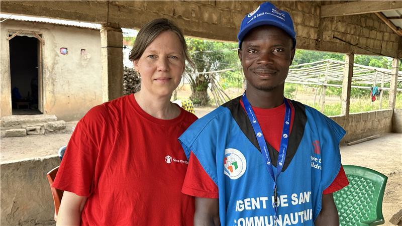 Kampf gegen Malaria: Altländerin reist mit ARD-Filmteam durch Westafrika Susanne Sawadogo mit dem ivorischen Gesundheitshelfer Michel Bayoro.