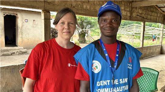 Susanne Sawadogo mit dem ivorischen Gesundheitshelfer Michel Bayoro.