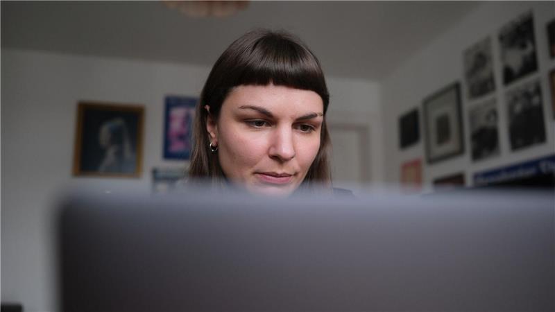 Susanne Siegert, Content Creator, sitzt am Laptop. Die 33-Jährige aus Leipzig informiert auf Tiktok und Instagram über den Holocaust. (Archivbild)