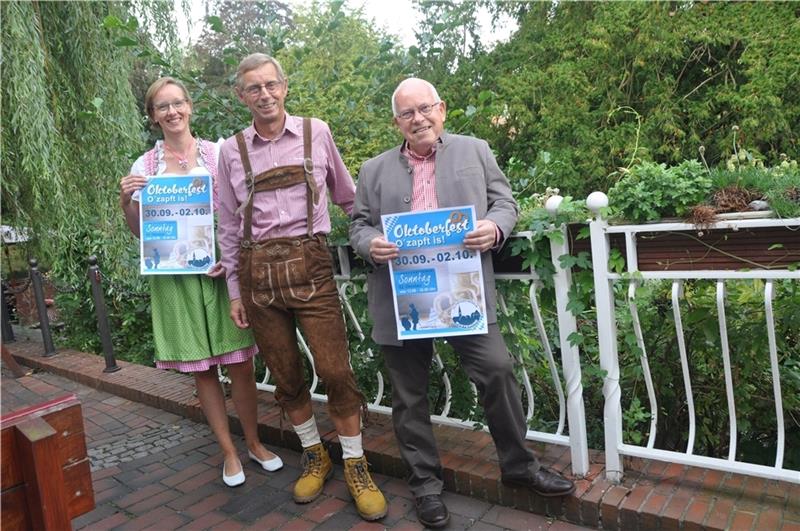 Susanne Tobaben, Uli Wiegel und Robert Kamprad werben fürs Buxtehuder Oktoberfest. Foto: Felsch