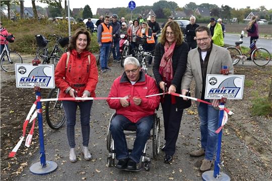 Susanne de Bruijn, Uwe Arndt, Ute Kück und Kai Seefried (von links) geben den Radweg für die wartenden Radler frei. Foto: Landkreis Stade/Beneke