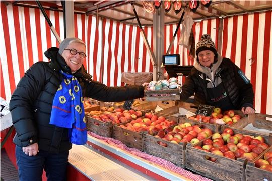 Susanne von Arciszewski (links) freut sich, dass Kim Eberstein an ihrem Stand die Ostereier vom Lionsclub verkauft. Foto: Felsch