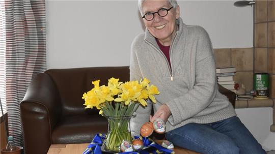 Susanne von Arciszewski von den Lions-Damen präsentiert die neuen Schmuckeier. Foto: Felsch