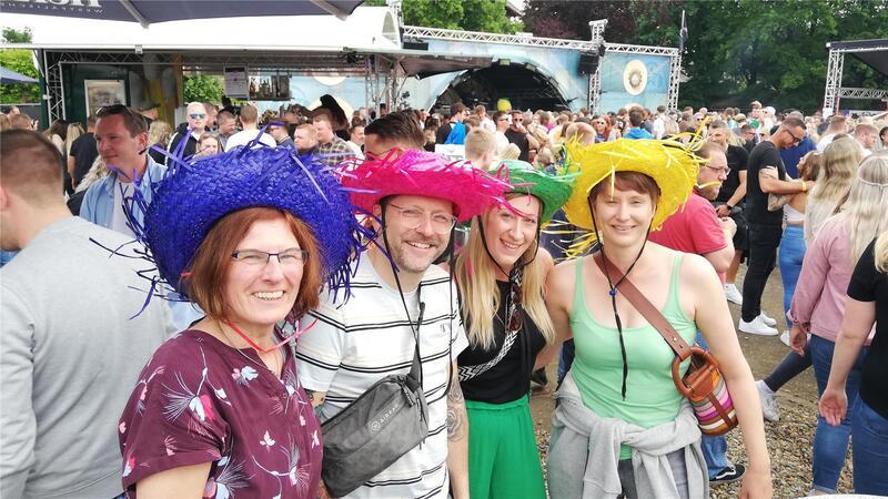 Nach Streit um Frühtanz: Geht Party auch parallel in Steinau und Lüdingworth? Susanne (von links) Benjamin, Laura und Inga aus Bremerhaven sind gut drauf. Mit den bunten Hüten verlieren sie sich beim Frühtanz in Steinau auf keinen Fall aus den Augen.