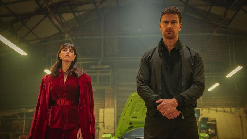 Susie Glass (Kaya Scodelario) und Eddie Horniman (Theo James) in einer Szene aus „The Gentlemen“.