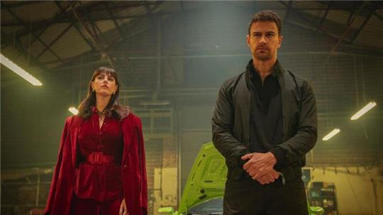 Susie Glass (Kaya Scodelario) und Eddie Horniman (Theo James) in einer Szene aus „The Gentlemen“.