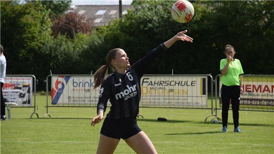 Svea Poppe beim Service. Sie konnte bei ihrem Bundesliga-Debüt überzeugen.