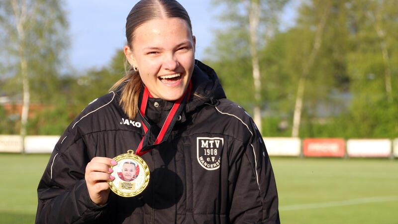 Svea Poppe freut sich über die Goldmedaille.