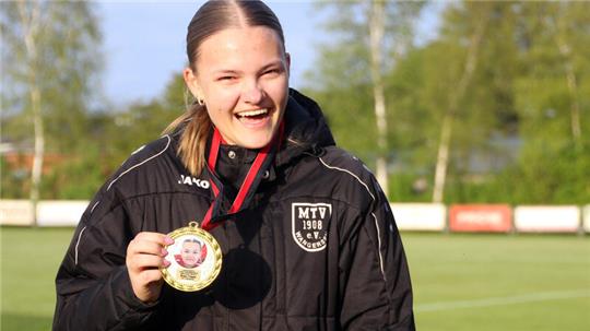 Svea Poppe freut sich über die Goldmedaille.