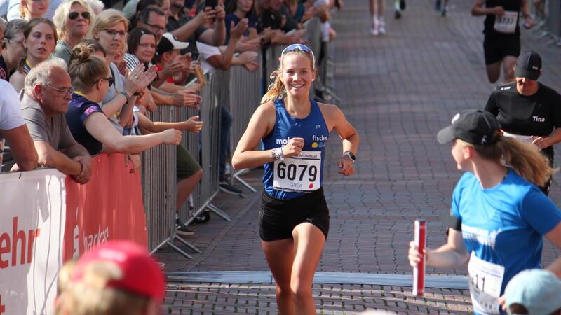 Svea Timm gehört zu den Seriensiegerinnen beim Altstadtlauf, gewann wieder mit großem Abstand über 10 km. Sie brachte dieses Mal ihren Freund Simon Müller mit, der ebenso über die 10 km gewann.