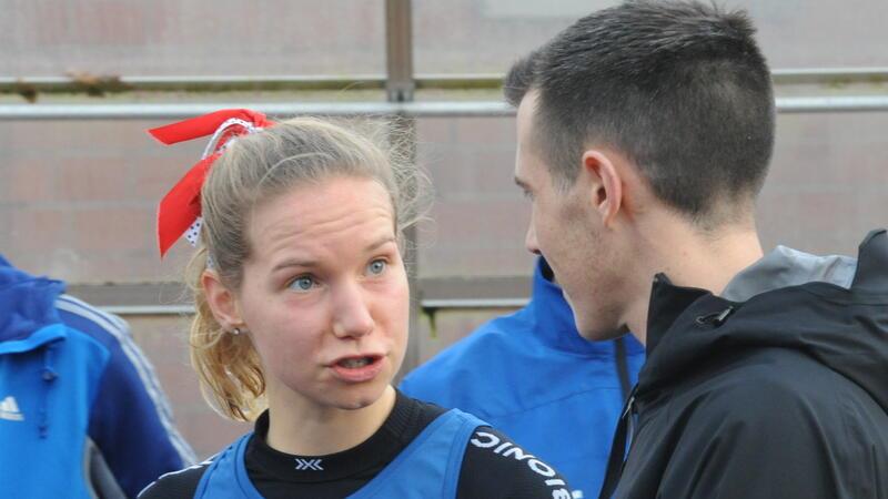 Silvesterlauf in Drochtersen: 310 Menschen beenden das Jahr 2023 sportlich Svea Timm ist die schnellste Frau über zehn Kilometer. Die Jorkerin, die jetzt in Lübeck lebt, benötigt 37:27 Minuten.