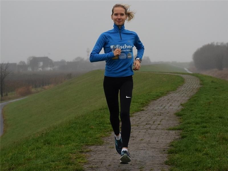 Svea Timm sammelt vor allem beim Laufen auf dem Deich Kilometer für die notwendige Ausdauer. Archivfoto: Battmer