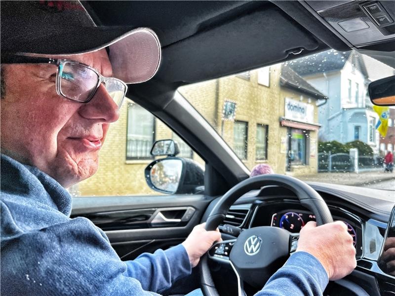 Sven Antończak von Fahrschule Biele in Buxtehude kennt viele Gründe dafür, dass Fahrschüler sich heute mit dem Lernen schwerer tun. Foto: Richter