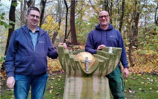 Sven Bammann (links) von den Kommunalen Betrieben Stade und Lutz Bertram, stellvertretender Vorarbeiter beim Friedhof Geestberg, bereiten die Sternenkinder-Andacht vor.