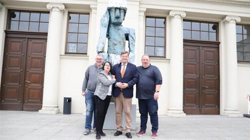 Sven Behncke (l.), Christiane Buck und Mathias Peters (r.) verabschiedeten ihren Freund Enak Ferlemann.