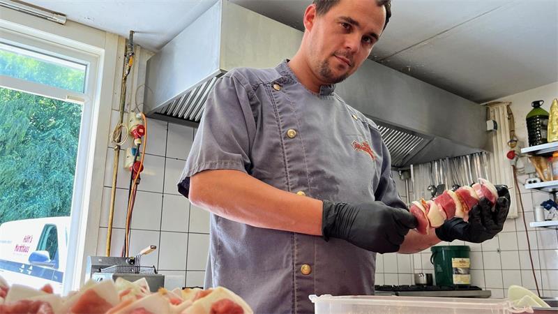 Sven Bucher ist Koch bei Höfts Markthaus und Hitze gewöhnt. Doch Freitag und Samstag läuft es trotzdem anders als sonst.