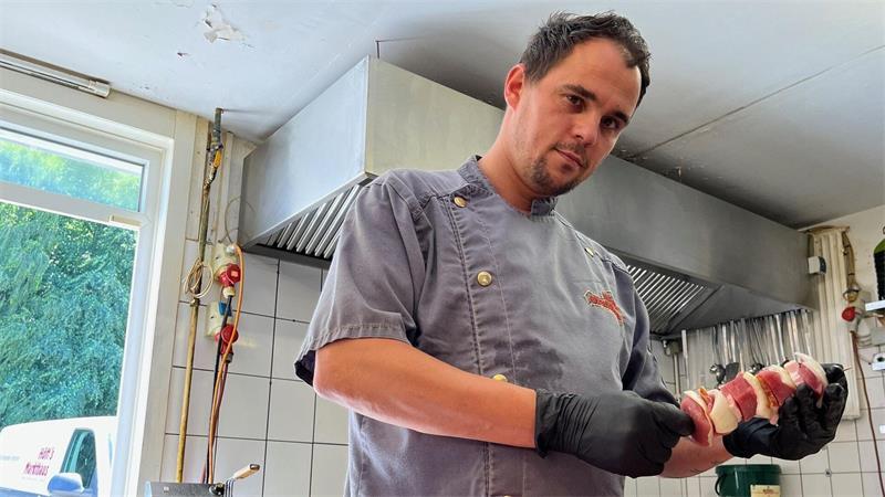 Sven Bucher ist Koch bei Höfts Markthaus und Hitze gewöhnt. Doch Freitag und Samstag läuft es trotzdem anders als sonst.