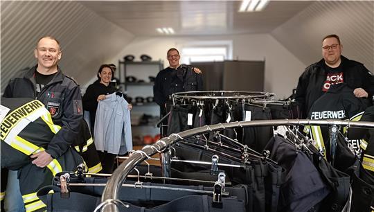 Sven Dammann (von links), Nadja Boesler, Markus Möller und Lukas Klempahn in der neuen Kleiderkammer der Fredenbecker Feuerwehr.