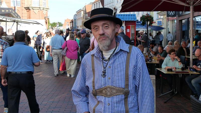 Bier, Trecker, Shopping: Das war am Sonntag los in der Buxtehuder Altstadt Sven Durst ist mit seiner Begleiterin Petra Preuß aus Neu Wulmstorf nach Buxtehude gekommen. Er stammt aus Mönchengladbach und hat dort schon gerne jedes Volksfest mitgemacht. Auch im Norden besucht er gerne Oktober-, Schützen- oder Dorffeste.