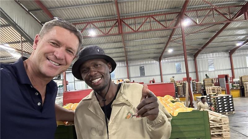 Sven Heinsohn (links) besucht regelmäßig Anbaubetriebe und Geschäftspartner in Übersee, hier in einem Zitrus-Packhaus in Südafrika.