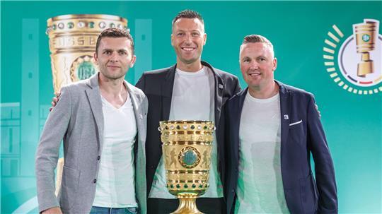 Sven Jablonski (M) leitet das DFB-Pokalfinale zwischen dem VfB Stuttgart und dem FC Bayern München.
