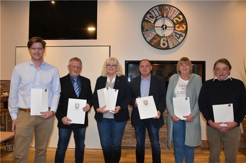 Bürgermeisteramt Neukloster: Anja Heckert folgt auf Astrid Bade Sven Mahnke (CDU), Alwin Bremer (CDU), Astrid Bade (SPD), Ralf Meyer (SPD), Marion Frenzel (SPD) und Karl-Heinz Warnecke (SPD). (von links) Auf dem Foto fehlt Carsten Gews (CDU).