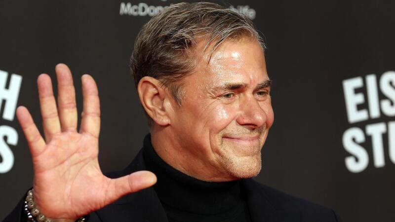 Sven Martinek, Schauspieler, steht auf dem roten Teppich der McDonald’s Benefiz Gala 2023.