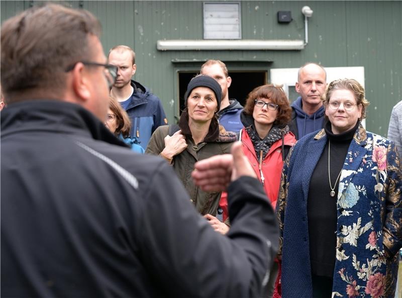 Sven Plorin, Geschäftsführer der Bioenergie Geest in Apensen, klärt die stellvertretende Vorsitzende der Grünen-Landtagsfraktion Miriam Staudte sowie die Kandidatinnen Sandra Deutschbein und Britta Sanders (von links) über Chancen und Probl