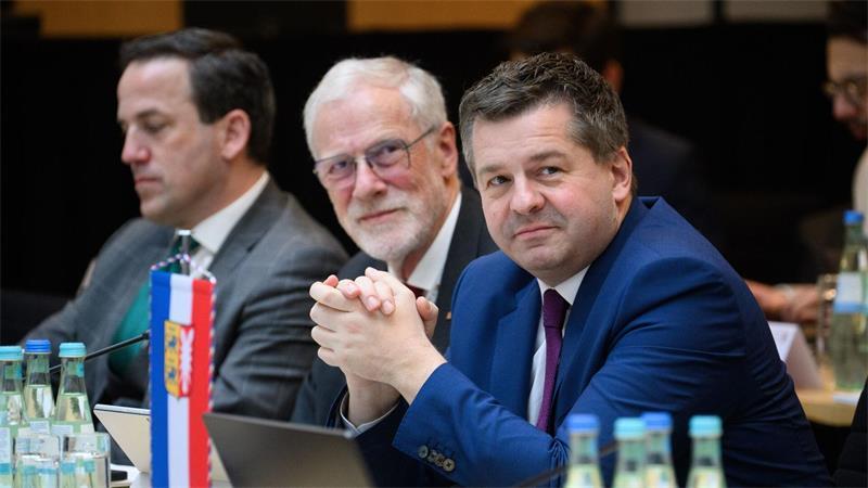 Sven Schulze, hier bei der MPK vom März, musste als Ministerpräsident von Sachsen-Anhalt eine herbe Wahlschlappe hinnehmen. (Archivbild)