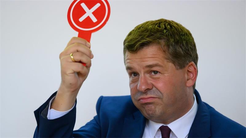 Sven Schulze möchte der AfD die rote Karte zeigen.