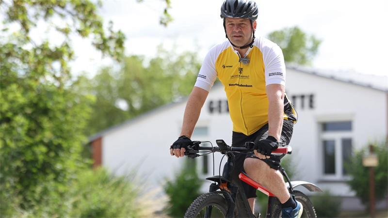 Sven Schulze strampelt, damit er auch bei der nächsten Tour als Ministerpräsident dabei ist.