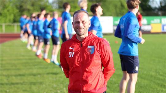 Sven Völker quält die D/A-Fußballer seit dieser Saison und macht sie so fit.