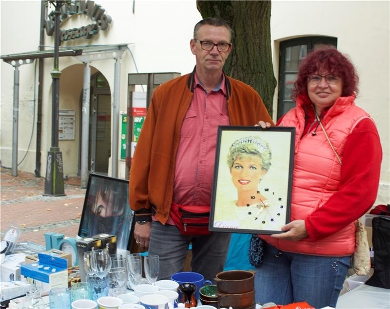 Tausende Besucher und kuriose Schätze auf dem Stader Trödelmarkt Sven und Anke Jarck aus Stade verkaufen das erste Mal auf dem Stader Altstadtflohmarkt. Anke war großer Fan der britischen Königin der Herzen und hat im Laufe der Jahre gesammelt, was es von Lady Di so gab.