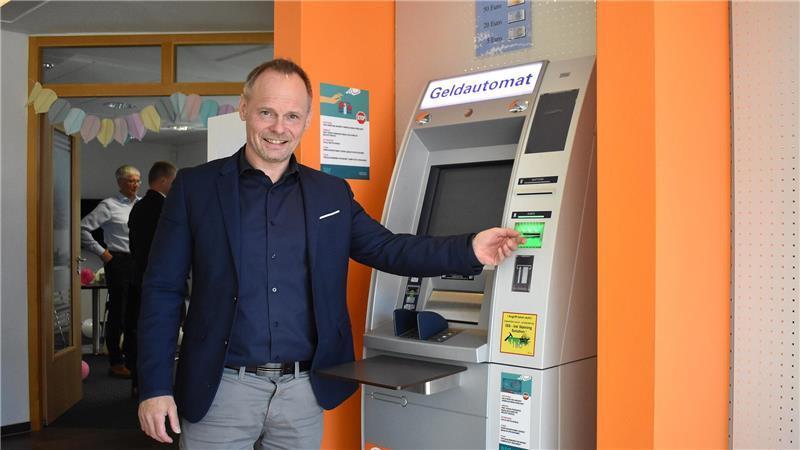 Sven van Haren am Geldautomat in der Volksbank-Filiale in Fredenbeck. Können Kunden künftig in allen vier Filialen der VBFOA weiter Geld von ihrem Konto abheben?