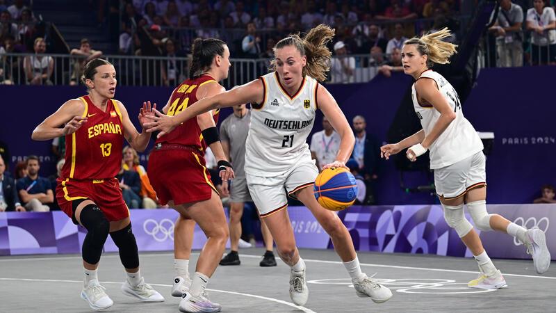  Deutschlands Svenja Brunckhorst (2.vr) spielt gegen Spaniens Sandra Ygueravide 