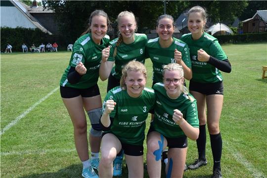 Svenja Donner, Mieke Heuckeroth, Melissa Leopold, Mara Zastrow (hinten von links) sowie Seike Dieckmann und Cathleen Behrens (vorne von links) freuen sich über die Meisterschaft. Foto: Bartsch