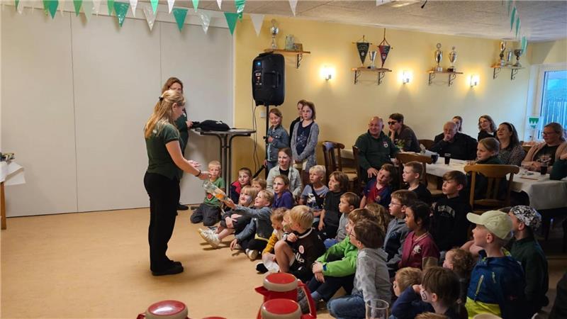 Svenja Mohnen bei der Arbeit mit Kindern.
